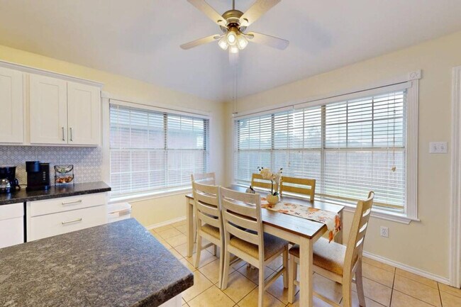 Building Photo - 810 Camellia Ct