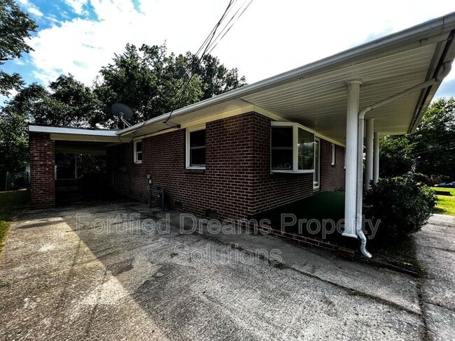 Building Photo - 1908 Rayston Dr
