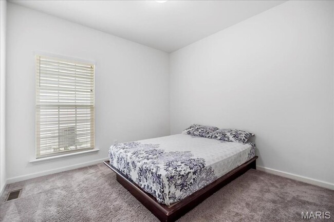 Building Photo - Stunning 3-bedroom, 2.5-bathroom home offe...