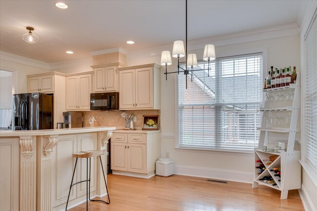 Building Photo - 5 Bed/3 Bath home with Primary Bedroom & a...