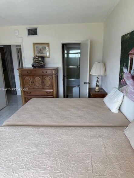 Building Photo - 450 Golden Isles Dr