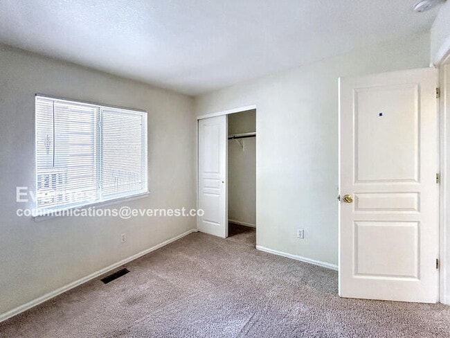 Building Photo - 3 Bed, 2 Bath Home with Fenced Yard & Garage / Available Soon!