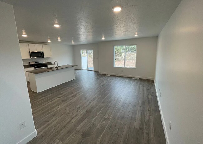 Building Photo - Spacious 3 Bedroom 2.5 Bathroom End Unit in Cedar City!