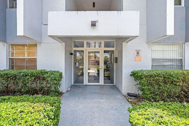 Building Photo - 9227 SW 87th Ave