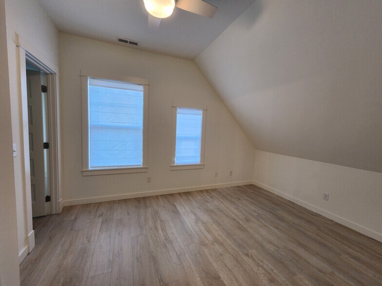 Building Photo - 425 Juniper Dr