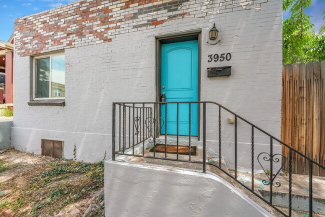 Building Photo - $2,395 - 2 Bed, 1 Bath Home in Denver with...