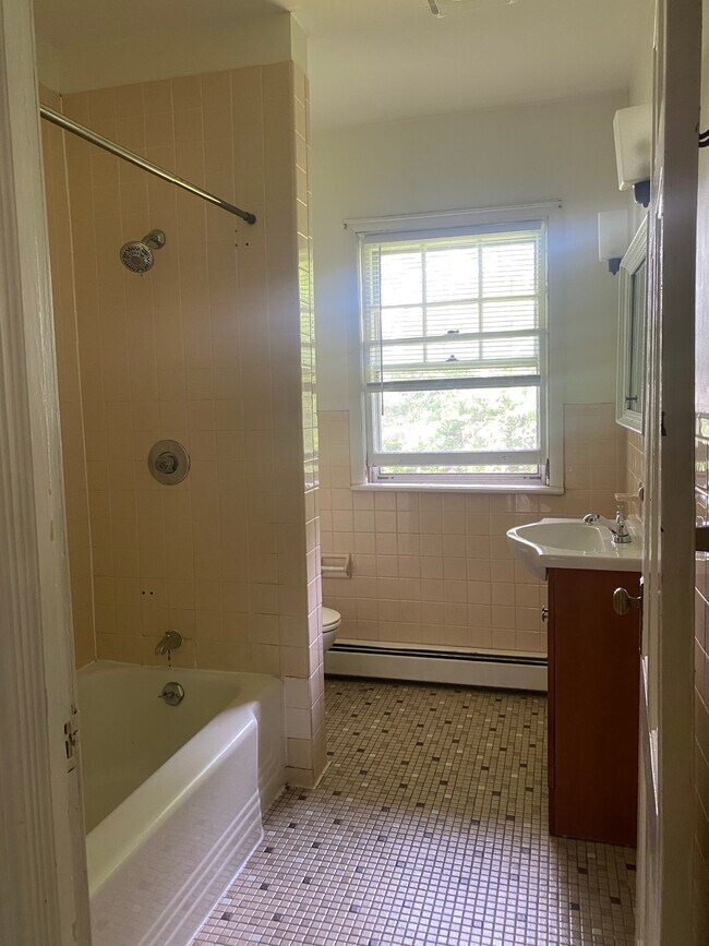 Building Photo - 104 Manning Blvd