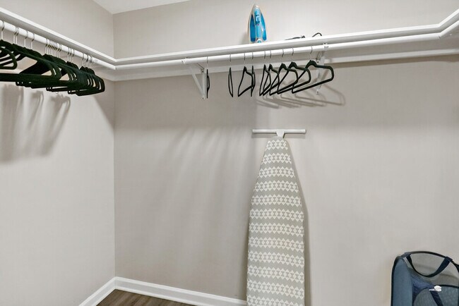 Building Photo - 9 S Walter Reed Dr