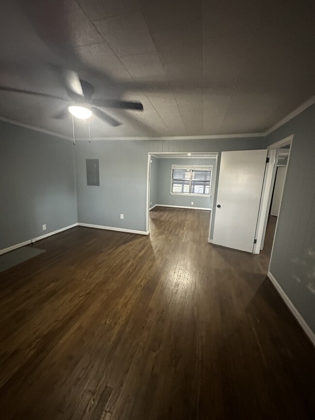 Building Photo - 1633 Yvonne Dr