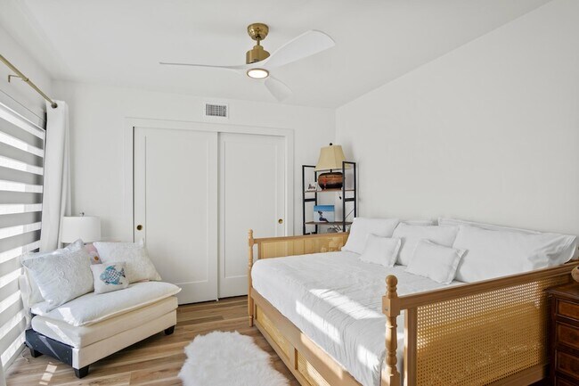 Building Photo - 5888 SE Riverboat Dr