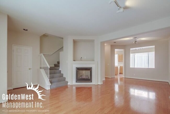 Building Photo - Immaculate 3Bdm 2.5Ba Townhouse with  2-Car Garage