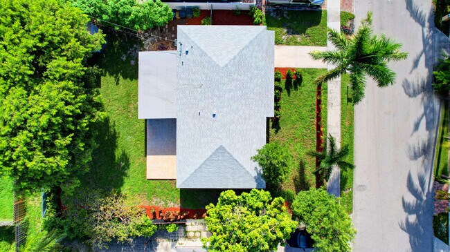 Building Photo - 1749 15th Ave N