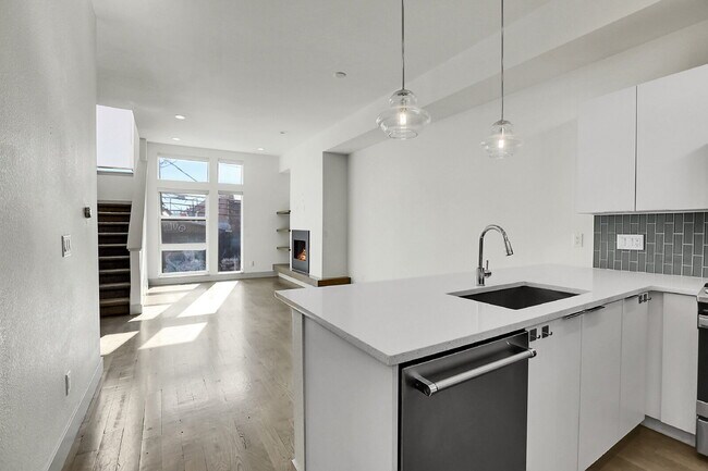 Building Photo - $3,200.00 - 2 Bedrooms, 2.2 Bathrooms, Tow...