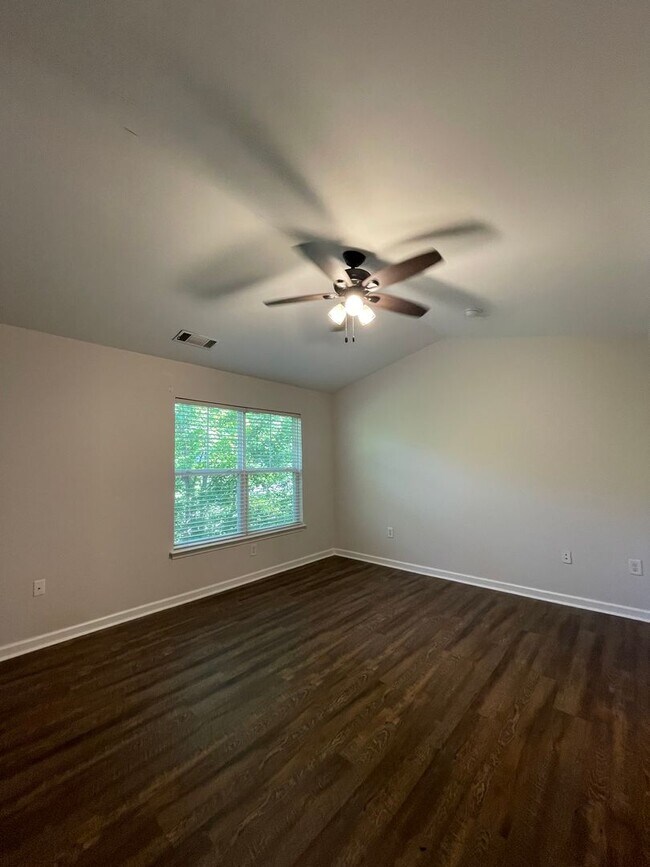 Building Photo - Three Bedroom Townhouse Available!