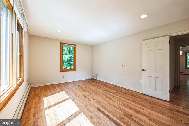 Building Photo - 3574 Glenway Rd