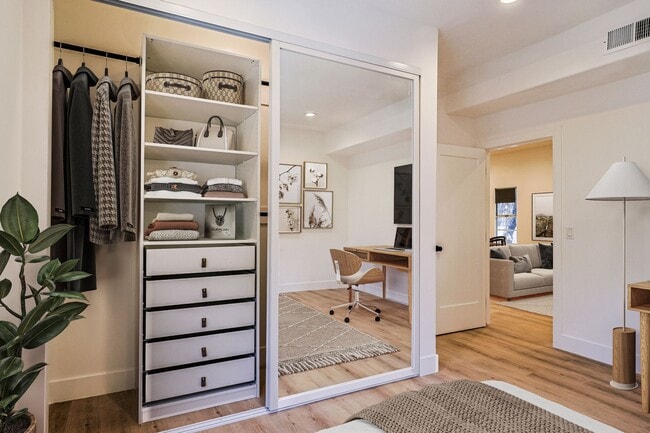 Building Photo - Chic Fully Renovated Luxury Home in the Burbank Hills!