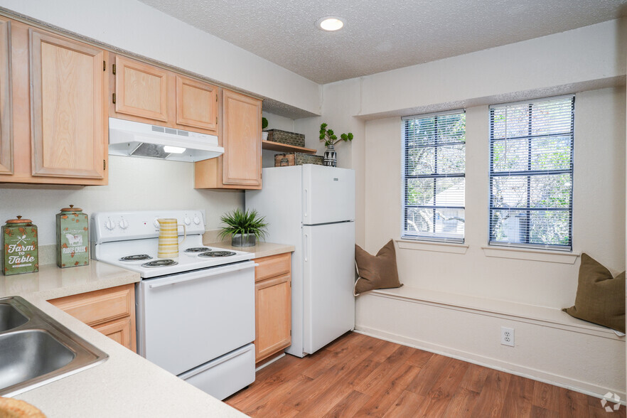 2BR, 2BA - 1,100SF - Kitchen - Trace Apts.