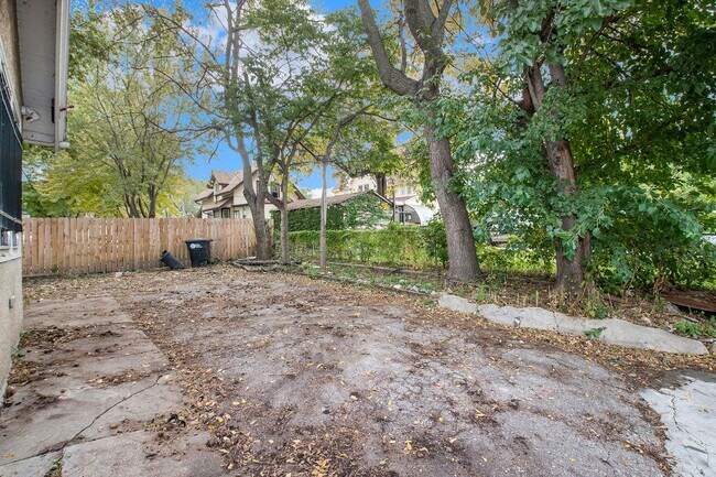 Building Photo - 3 bed/1.5 Bath Single Family Home