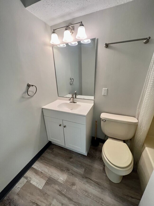 Building Photo - Stunning Condo Unit - 2 Bedroom with Balcony - Hopewell Township