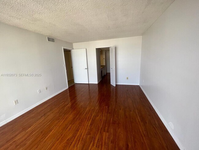 Building Photo - 1450 Brickell Bay Dr