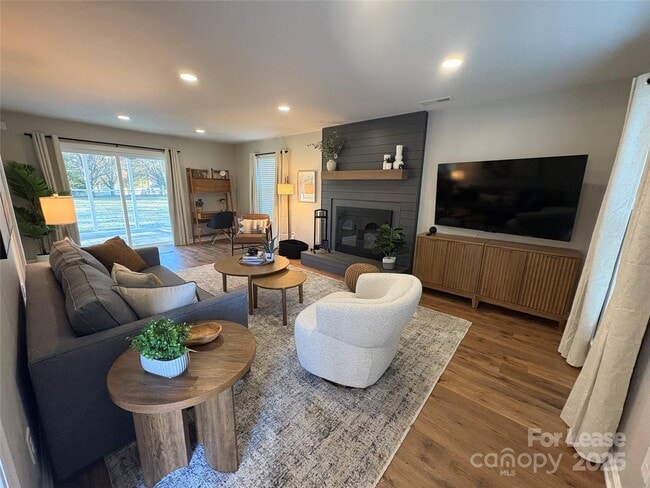 Building Photo - 7901 Saddleview Ct