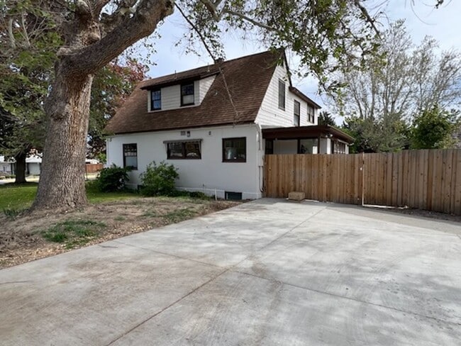 Building Photo - 841 Red Apple Rd