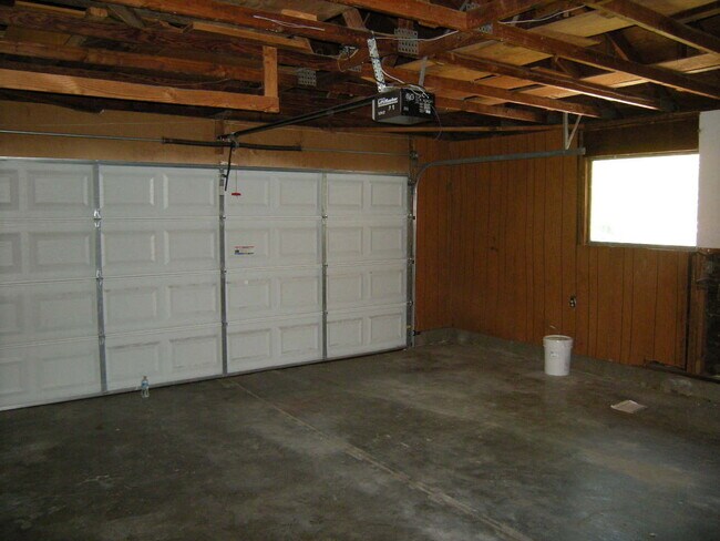 Building Photo - Comfortable 3/2 that allows pets!