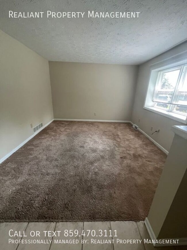 Building Photo - 457 Woodview Dr