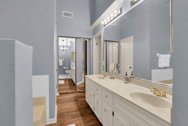 Building Photo - 6509 Enfield Mews