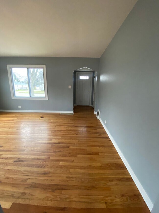 Building Photo - HOUSE FOR RENT IN LANSING !!