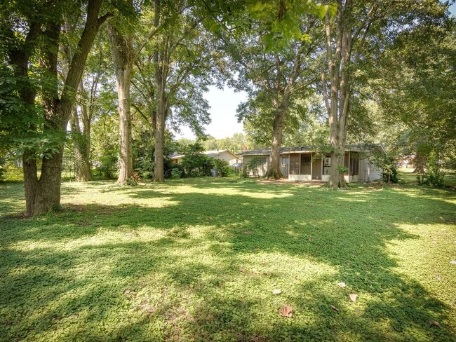 Building Photo - -Beautifully renovated 3 bedroom, 2 bathro...