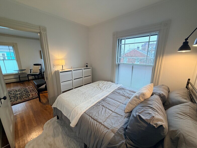 Building Photo - 25 Meacham St