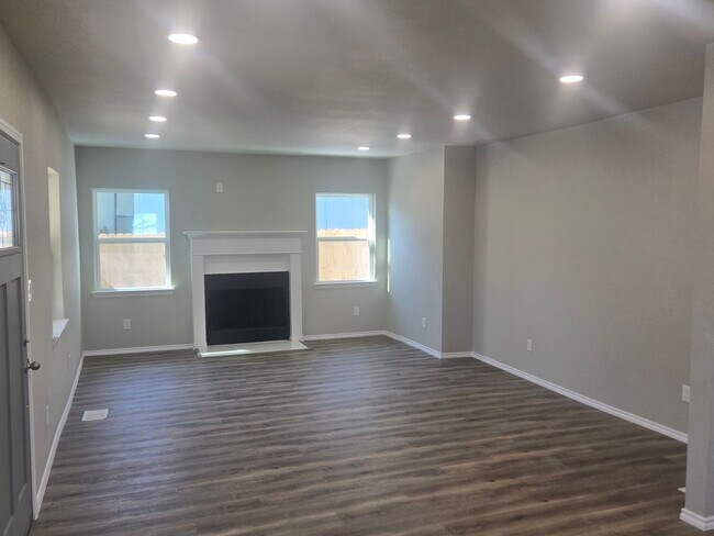 Building Photo - Newly remodeled 4 bedroom 3 full bath two story home located in the heart of Weatherford, TX
