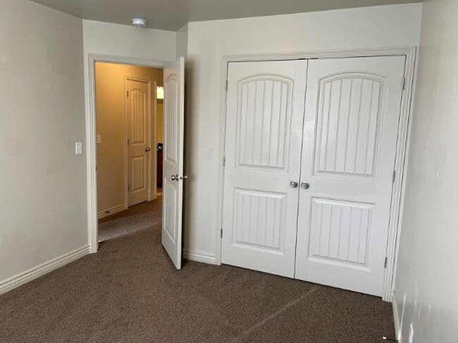 Building Photo - 3 Weeks Rent Free! | Spacious 3 Bed 2.5 Bath Townhome in West Haven | Garage + Pool Community Ame...