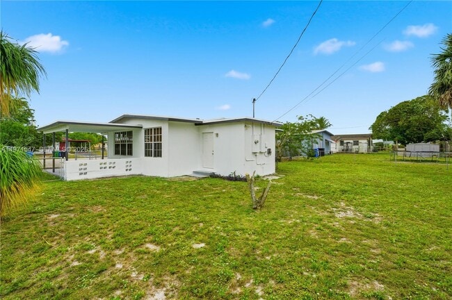 Building Photo - 1731 NW 26th Ave