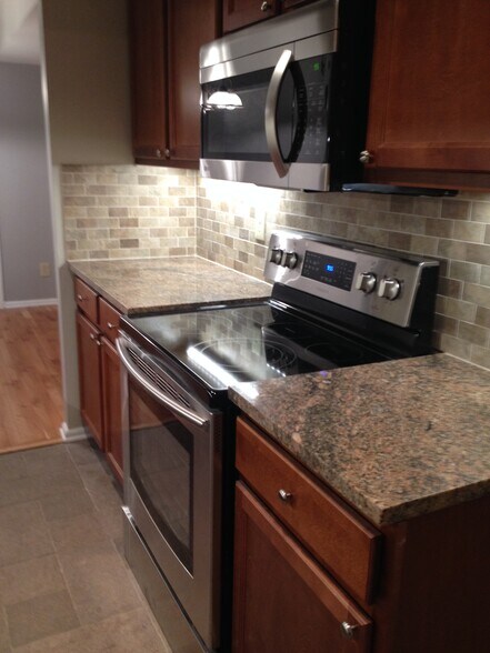 Building Photo - 991 Manor Ln
