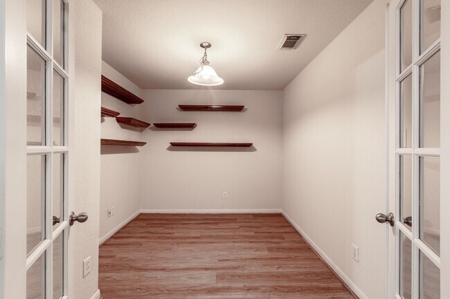 Building Photo - Charming 3-Bedroom Home in the Heart of Ho...