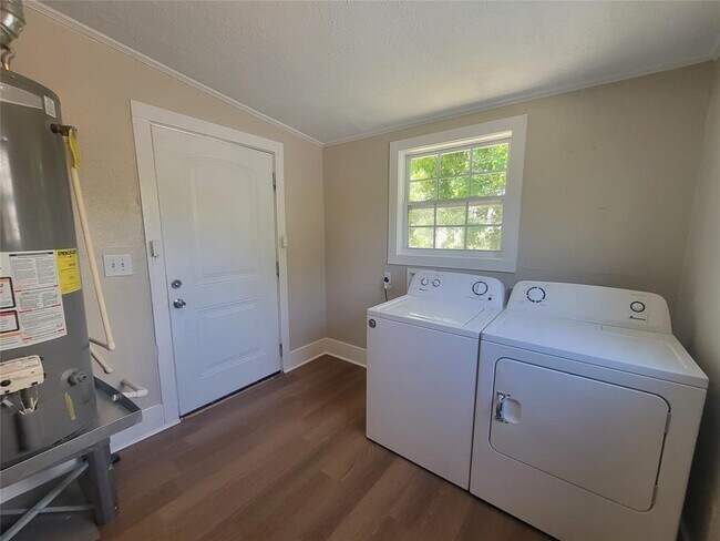 Building Photo - 2406 Huldy St