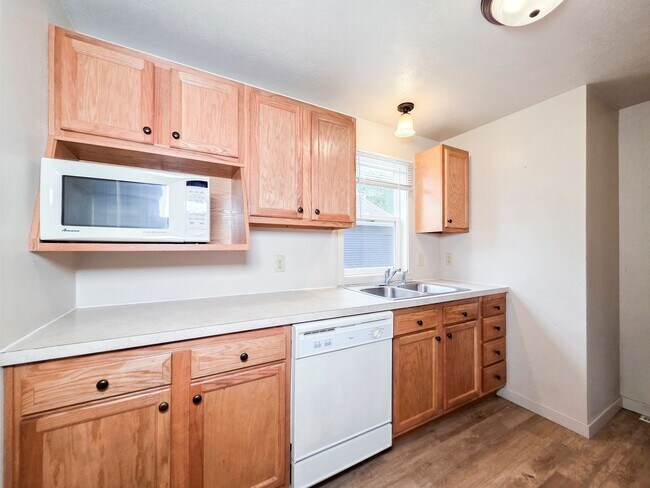 Building Photo - 1208 Koenigstein Ave