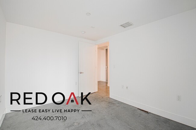 Building Photo - 453 S Kenmore Ave