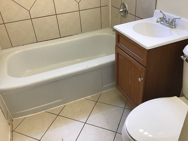 Building Photo - 2 Bedroom Single Family Home With Detached...