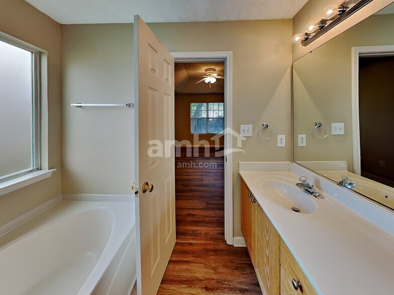 Building Photo - 4832 Asherton Pl NW