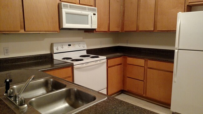 Building Photo - Close to Campus  3 bed 3 bath Condo
