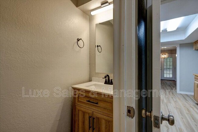 Building Photo - 1707 N Gleason Ave