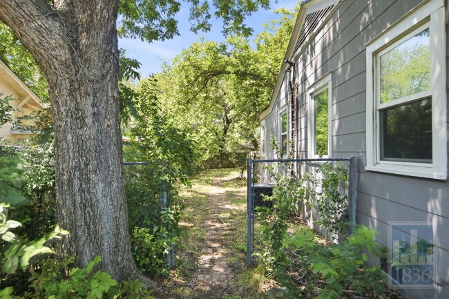 Building Photo - 1201 W 40th St