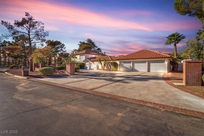 Building Photo - 2868 Vista Del Sol Ave