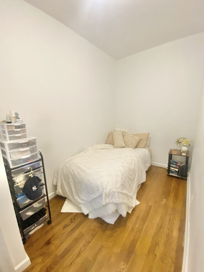 Building Photo - 413 E 70th St