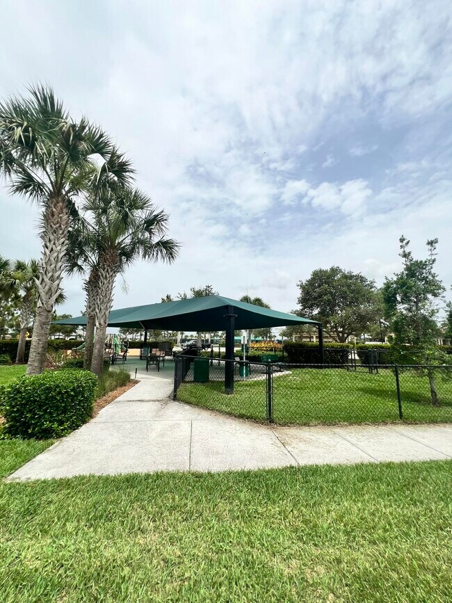 Building Photo - 655 S E Boboli Way