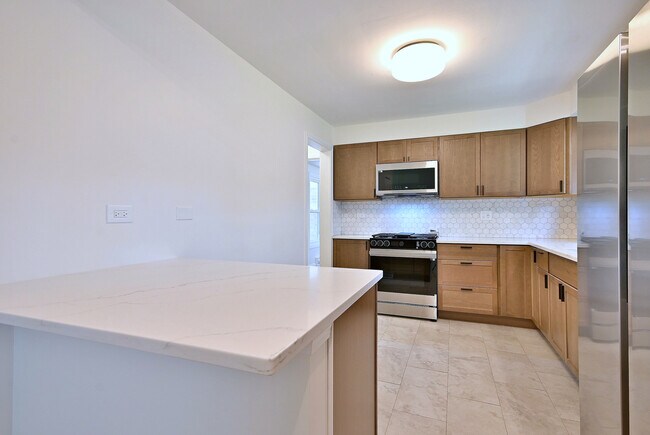 Building Photo - 6750 N Kostner Ave