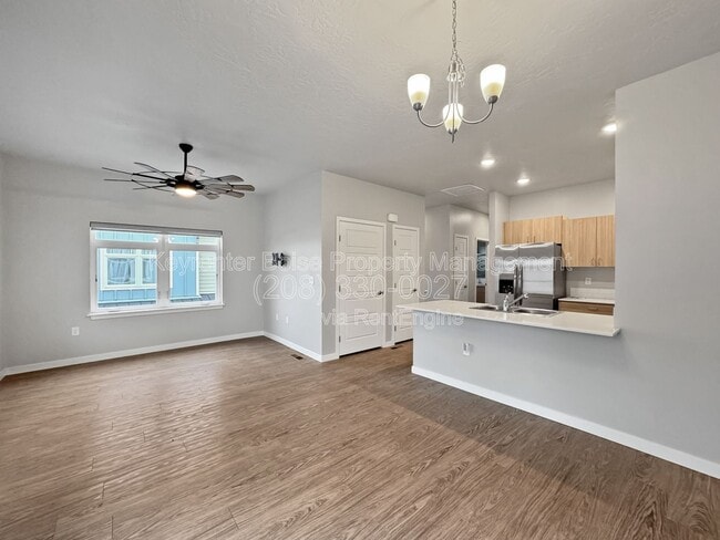 Building Photo - 4265 N Reed Ln